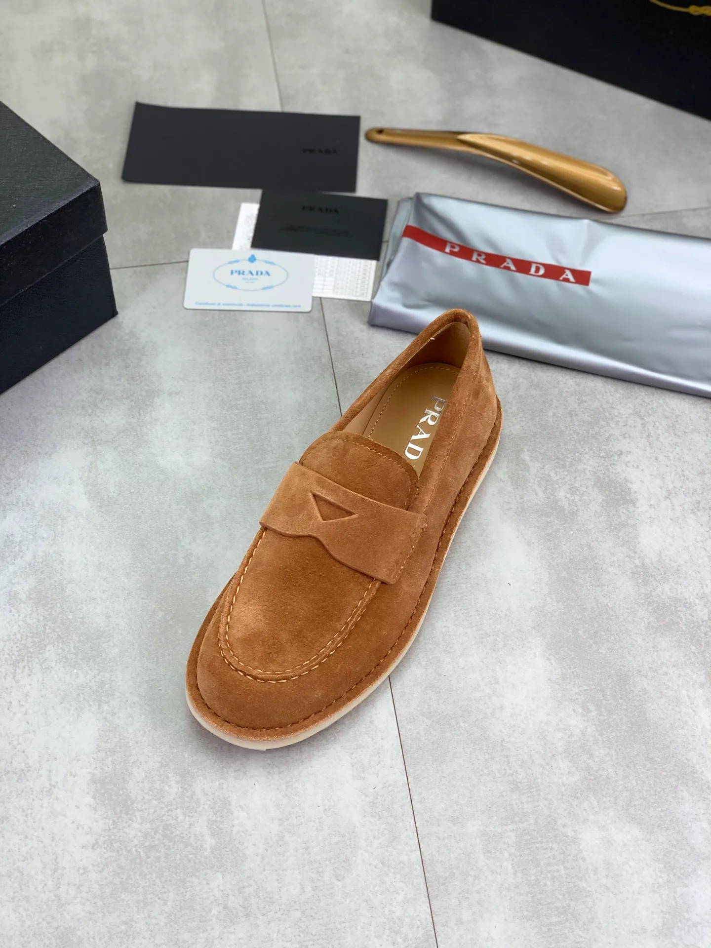 Factory price P740💰Original quality, top version🔱 ＰＲＡＤＡPrada. Men's business casual leather shoes, top quality cow leather. 1:1 shipment ⬆️Luxurious and noble, all made of imported original first-layer fine suede cowhide, just to create a more comfortable wearing experience. Upper: original comfortable open-edge bead-rubbed calfskin ➕Top imported water-dyed full cow lining, original high-end lightweight and comfortable TPU combination bottom ✔️Code number: 39-44 (38 45 Can be customized)